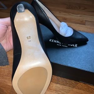 Kenneth Cole black pumps